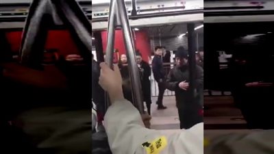 مشاجرة عنيفة بين فتاة وشاب داخل المترو (فيديو)