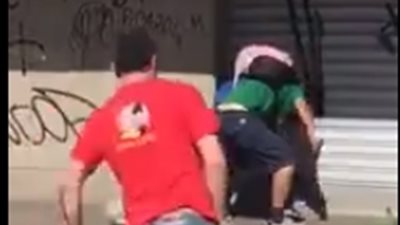 نهاية مروعة لرجل اعتدى على امرأة بالضرب في الشارع (فيديو)