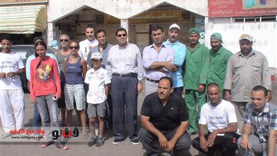 بالصور.. الأجانب يشاركون أهالي دهب في نظافة وتجميل المدينة