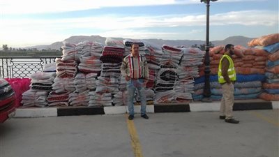 توزيع 600 بطانية وشنطة غذائية على الأرامل والمطلقات بالأقصر (صور)