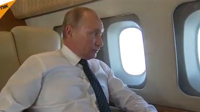 رد فعل «بوتين» لمشاهدته مقاتلات روسية ترافق طائرته فوق سوريا (فيديو)