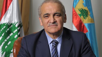 «الثقافي العربي» يمنح درعه لرئيس بلدية بيروت بمعرض الكتاب