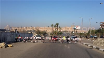 للمرة الثانية.. القاهرة تغلق طريق المقطم.. ترميم الصخور المهددة للسقوط لتلاشي انهيار الجبل.. حادث العام الماضي لفت أنظار قيادات العاصمة إلى خطورة الكارثة.. «الشهيد والسلاب والدائري» محاور بد