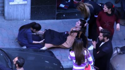 «طلعت ريحتكم» تنشر فيديو لامرأة تلد كيس قمامة بالشارع سخرية من الحكومة