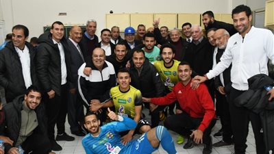 صور جماعية للاعبي المقاولون مع إدارة النادي بعد الفوز على الاتحاد