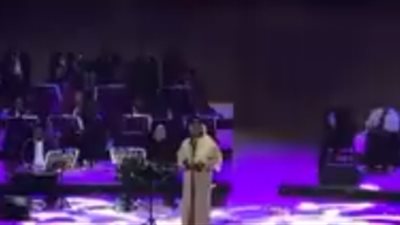 محمد عبده يشعل حفل مسرح المرايا الجديد في السعودية (فيديو)