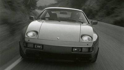 بالصور.. «بورش» تطرح سيارتها «928S » بعد تعديلها