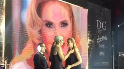 يسرا بعد حصدها جائزة «دير جيست»: «الفنانون المصريون ميتعوضوش» (فيديو )