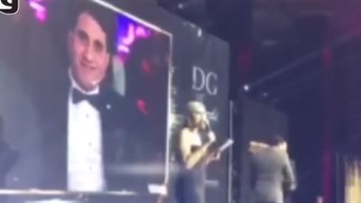 بوسي شلبي تداعب «شيبة» بعد حصوله على جائزتين بـ«دير جيست» (فيديو)