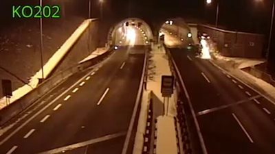 طيران سيارة في الهواء وارتطامها بسقف نفق بسبب سائقها (فيديو وصور)