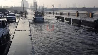 اختناقات مرورية بماسبيرو بعد انفجار ماسورة مياه تسببت في غرق كورنيش النيل (صور)