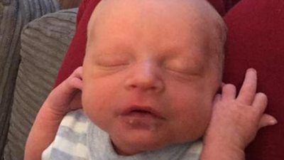 مأساة وفاة رضيع بين أحضان والده (صور)