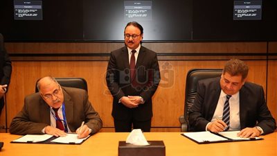 القاضي يشهد توقيع عقود تنظيم الاتصالات والجامعات لدعم المشاريع البحثية