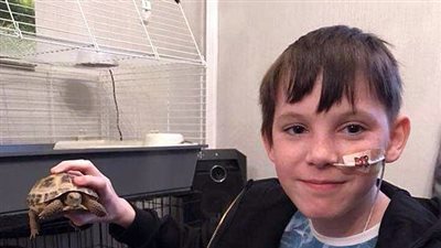 أطباء يحتفلون بصبي يهزم ورما خبيثا في المخ (فيديو وصور)