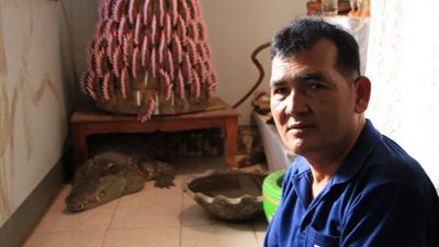 رجل يشارك منزله مع تمساح منذ 20 عاما (فيديو)