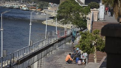 عمال القاهرة يسحبون مياه ماسورة الكورنيش بـ«المكانس» (فيديو وصور)