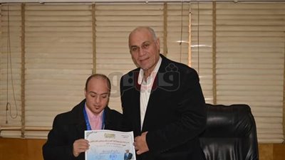 رئيس مدينة المحلة يكرم الفائز بذهبية البطولة الوطنية للأولمبياد