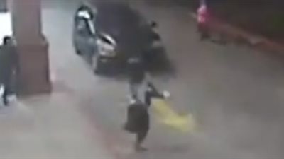 سطو مسلح على امرأة تسير مع أبنائها (فيديو)