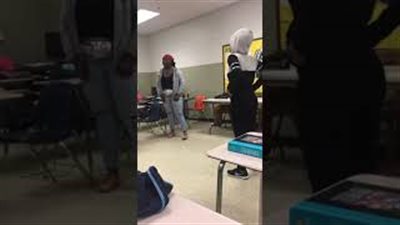 مشاجرات عنيفة بين الفتيات داخل الفصول الدراسية (فيديو)