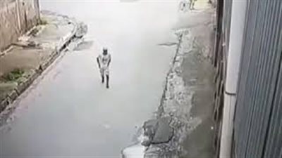 لص يقتل نفسه لحظة تنفيذه سطوا مسلحا على شاب (فيديو)