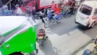 تهور امرأة يتسبب في وفاتها دهسا تحت عجلات مقطورة (فيديو)