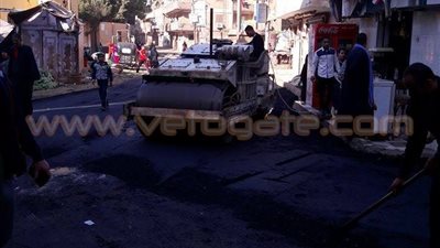 بالصور.. رصف الطريق العام بأبوالغيط في القناطر الخيرية
