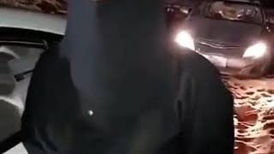 فتاة تنقذ شابين غرزت سيارتهما في السعودية (فيديو)