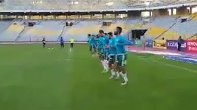لاعبو المصري يؤدون الإحماء ببرج العرب قبل لقاء الداخلية (فيديو)