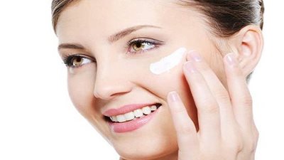 خبيرة تجميل تحذر من كريمات تفتيح البشرة