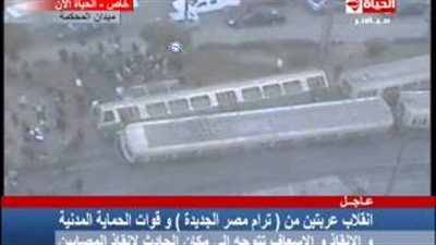 بالفيديو.. انقلاب عربتين من 