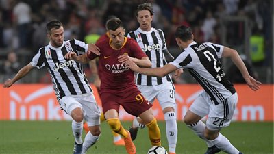 يوفنتوس يتقدم على روما بهدف في الشوط الأول