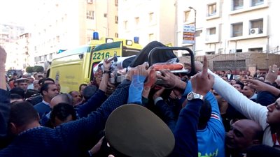 بالدموع أصدقاء شهيد رفح يودعونه إلى مثواه الأخير (فيديو وصور)