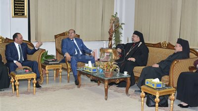 محافظ سوهاج يستقبل بطريرك الأقباط الكاثوليك (صور)
