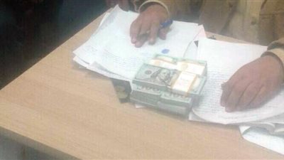 ضبط محاولة تهريب 80 ألف دولار داخل علبة شيكولاتة بمطار أسيوط