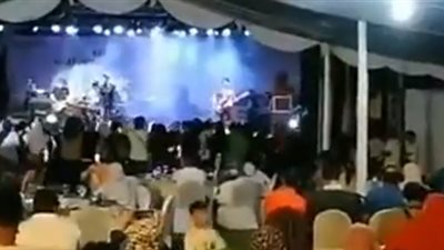 موجة تسونامي تضرب مسرحا خلال عرض فني (فيديو)