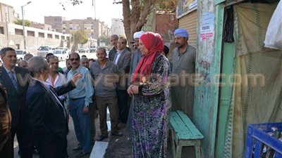 بالصور.. محافظ المنيا يتفقد أعمال الرصف بحي غرب المدينة