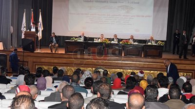 محافظ بني سويف: الأيدي العاملة الوقود للقطاع الإنتاجي والاقتصادي