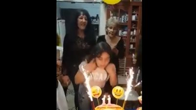 لحظة اشتعال النيران في وجه فتاة بحفل عيد ميلادها (فيديو)