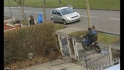 لحظة تسبب دراجة في غيبوبة لفتاة (فيديو وصور)