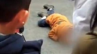 نجاة طفل دهسته حافلة أمام مدرسته (فيديو وصور)