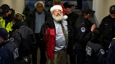 الشرطة الأمريكية تعتقل معارضين لقانون الإصلاح الضريبي بالكونجرس (صور)