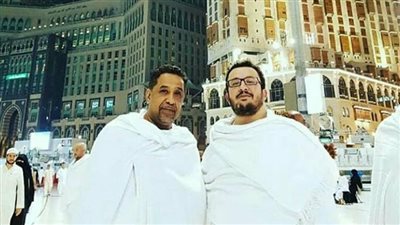 الشاب خالد يؤدي مناسك العمرة قبل حفله بالسعودية الليلة