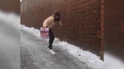 امرأة تتعرض لموقف محرج بسبب الكعب العالي (فيديو)