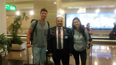 مطار القاهرة يستقبل أمريكيين يقومان بجولة حول العالم