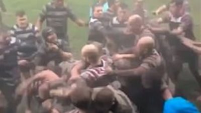 مباراة رجبي تتحول لخناقة بالأيدي والجمهور يشجع (فيديو وصور)