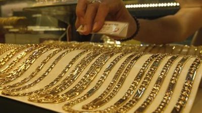 الذهب يرتفع 1% مع تراجع الدولار ومخاوف من بيع للأسهم