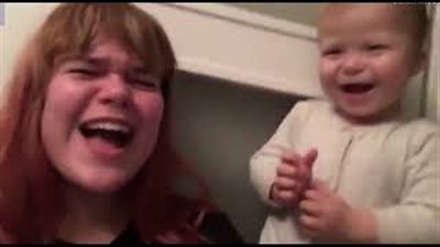 طفل يضع شقيقته في موقف محرج أمام الكاميرا (فيديو وصور)