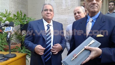 بالصور.. وزير الثقافة يهدي محمد سلماوي «الريشة الذهبية»