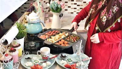 امرأة تركية تجذب رواد «فيس بوك» بوجبات الإفطار (صور)