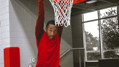 شاب يحصل عى منحته الدراسية بسبب قفزاته (فيديو وصور)